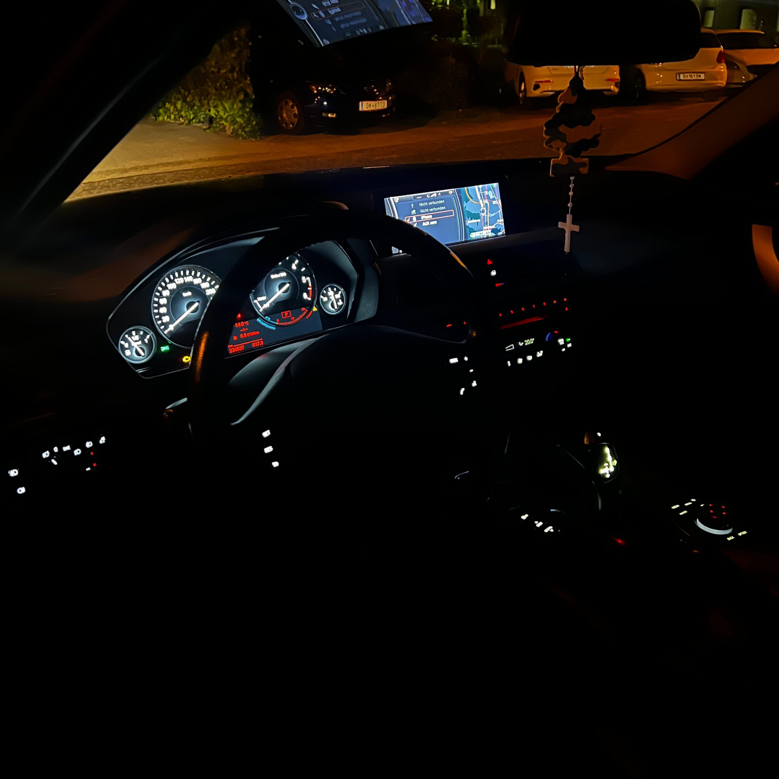 Ein Bild von einem Umbau der Innenraumbeleuchtung in einem BMW